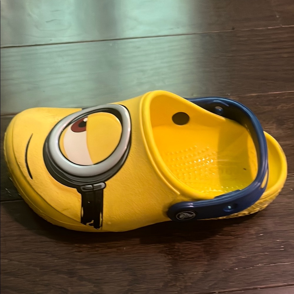 Kids Minion Yellow Crocs 11C - Picture 12 of 12